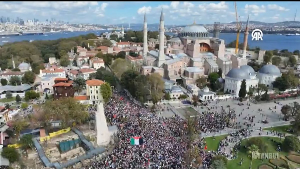 ww3mediaa's tweet photo. 🔴#SONDAKİKA

İstanbul’da, Ayasofya'dan Eminönü Meydanı'na Filistin’e destek yürüyüşü düzenleniyor. https://t.co/MJ23uUYsxW