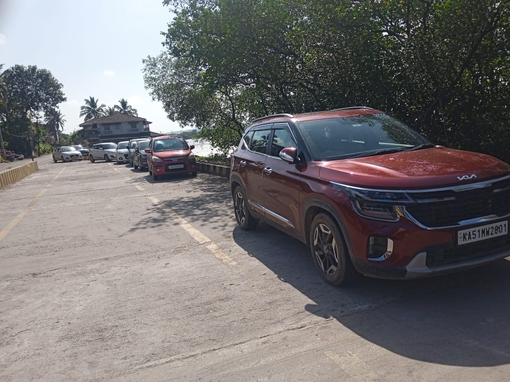 kgvilop's tweet photo. @SPTrafficGoa @DrPramodPSawant @DGP_Goa @Goa_Police @dip_goa Illegal vehicles parking bear Ribandar ferry https://t.co/6fiyW7GGMo