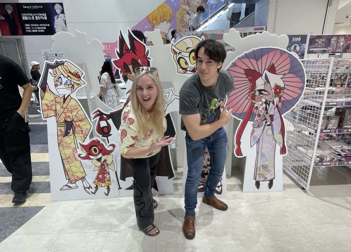 No me van a creer si les digo a quién conocí hoy en Tokyo por casualidad.
ハズビン・ホテルへようこそ！✨
¡Además le enseñé mi video de Hazbin Hotel y le encantó! 😁✌🏻
<a href="/VivziePop/">Vivienne Medrano 💖</a>, eres una gran persona y artista. ✨