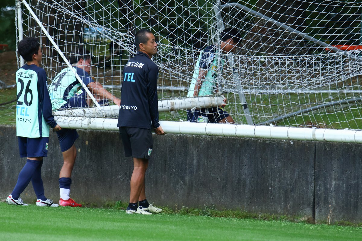 うちの監督が最後にゴールを一緒に運んでたんですけど
こんな話、シンジられますか？？？ #vfk