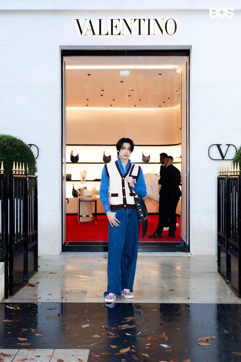 BUS_SONRAY's tweet photo. A little Paris, a little Valentino. (1/4)

#ValentinoFireflies

#ValentinoFirefliesxPEEMWASU
#ValentinoGaravani
#PEEMWASU
#BUSbecauseofyouishine https://t.co/kceKQcgJLs