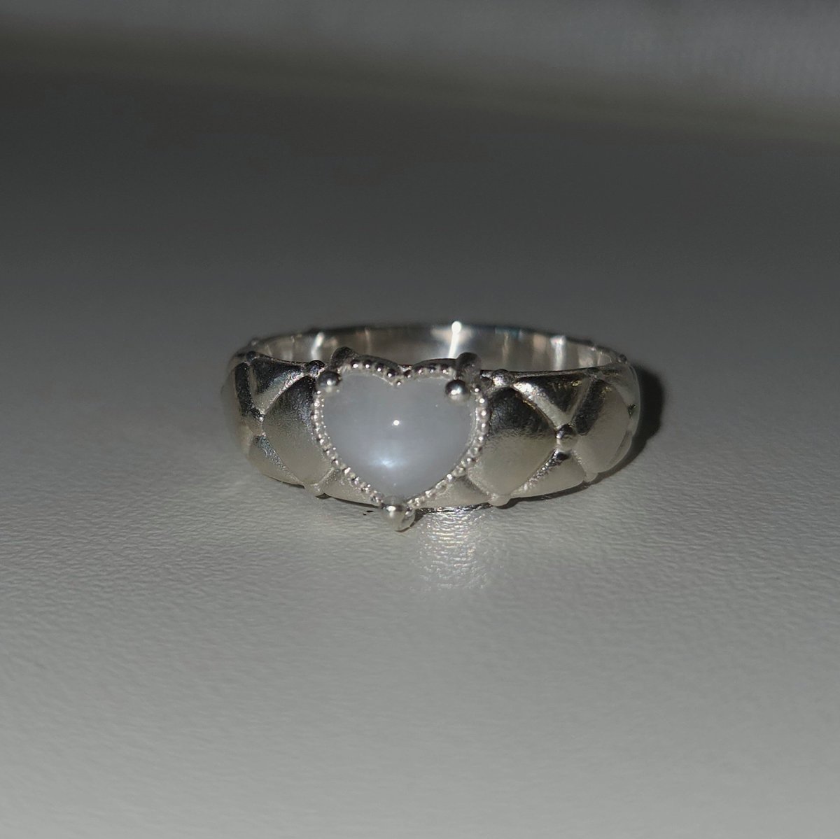 𝑯𝒆𝒂𝒓𝒕 𝒒𝒖𝒊𝒍𝒕𝒊𝒏𝒈 𝒓𝒊𝒏𝒈 - White moonstone ver.
은은한 달빛을 머금은 화이트 문스톤 세팅 🌛