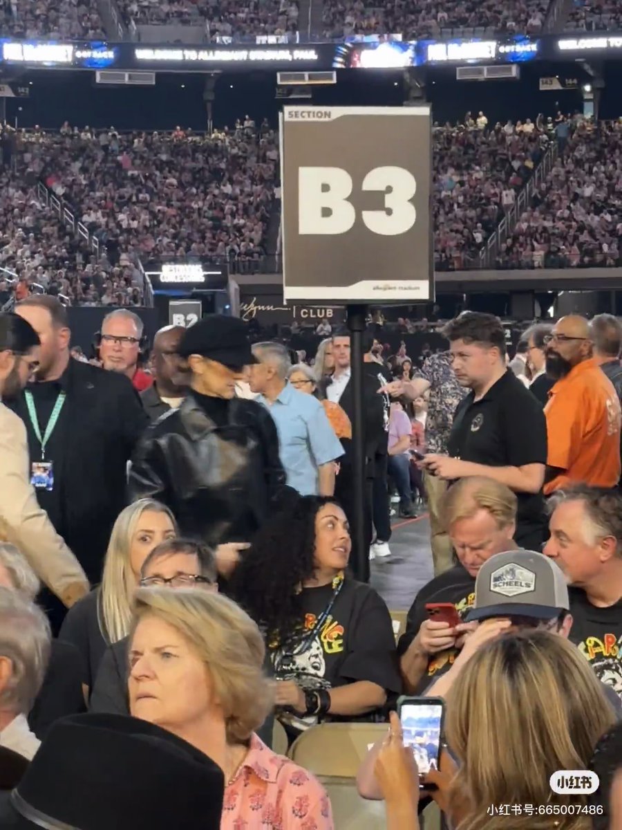 kevincheung410's tweet image. Celine Dkon in 20th McCartney show. #PaulMcCartney #PaulMcCartneyGotBackTour25 #LasVegas #CelineDion live photos from rednote PiggytheScientist