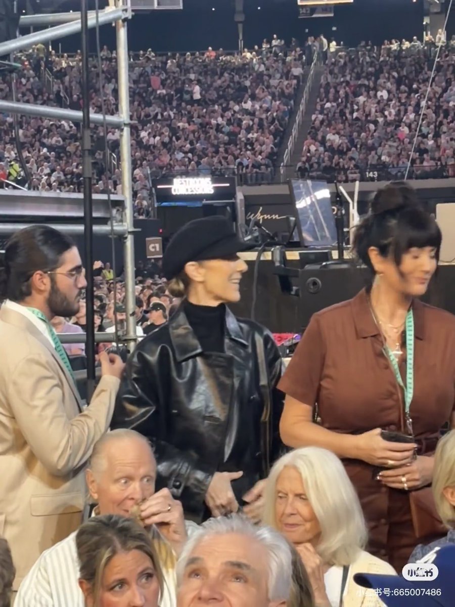 kevincheung410's tweet image. Celine Dkon in 20th McCartney show. #PaulMcCartney #PaulMcCartneyGotBackTour25 #LasVegas #CelineDion live photos from rednote PiggytheScientist