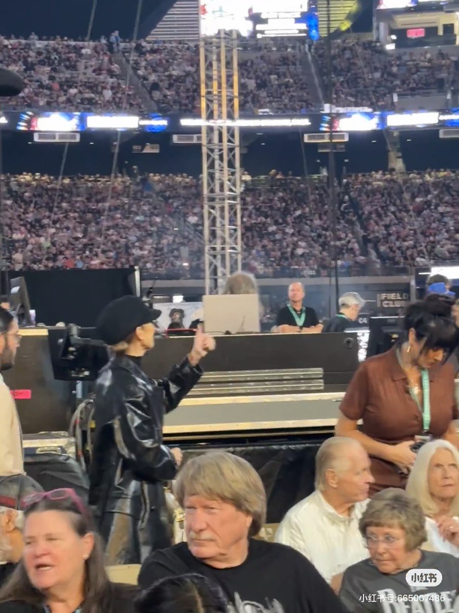 kevincheung410's tweet image. Celine Dkon in 20th McCartney show. #PaulMcCartney #PaulMcCartneyGotBackTour25 #LasVegas #CelineDion live photos from rednote PiggytheScientist