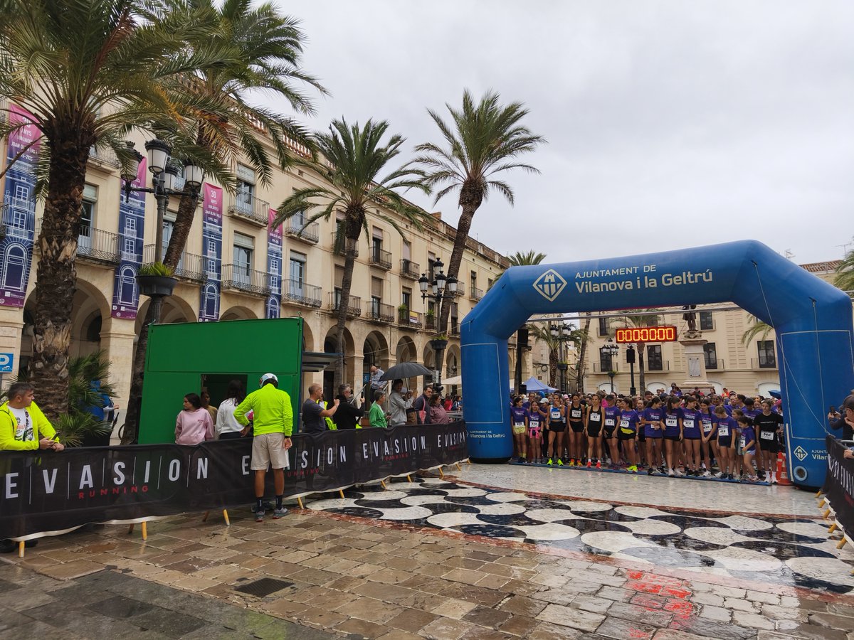 Vilanova i la Geltrú (@ajuntamentvng) on Twitter photo 🏃♀️Aquest matí s'ha disputat la 2a edició de la Cursa de la Dona a #VNG
👟5 km de recorregut, amb sortida i arribada a la plaça de la Vila
👏👏Malgrat la pluja, èxit de participació! 🏃♀️Aquest matí s'ha disputat la 2a edició de la Cursa de la Dona a #VNG
👟5 km de recorregut, amb sortida i arribada a la plaça de la Vila
👏👏Malgrat la pluja, èxit de participació!