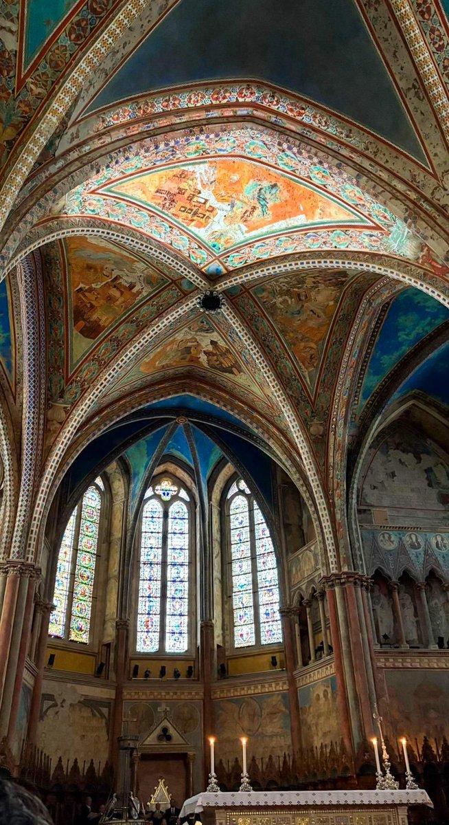 AlessGiuli's tweet photo. 1/2 In occasione delle celebrazioni per San Francesco ad Assisi, è tornata a splendere la “Vela” di Cimabue, riaccesa grazie alla volontà e al sostegno del Ministero della Cultura. Un gesto dal forte valore simbolico, che unisce arte, fede e identità nazionale. https://t.co/5hMV1Jlvox