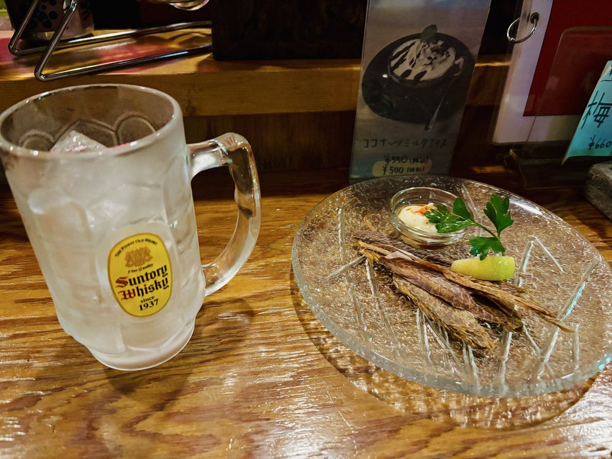 今日は休みなのだが昼間に野外イベントに出演し、ギターを店に置きに行ったついでに大掃除が始まり、終わってから今ジャンクでハイボール

労働のあとは異常にウマイ！
いや、なまらウマイ！！