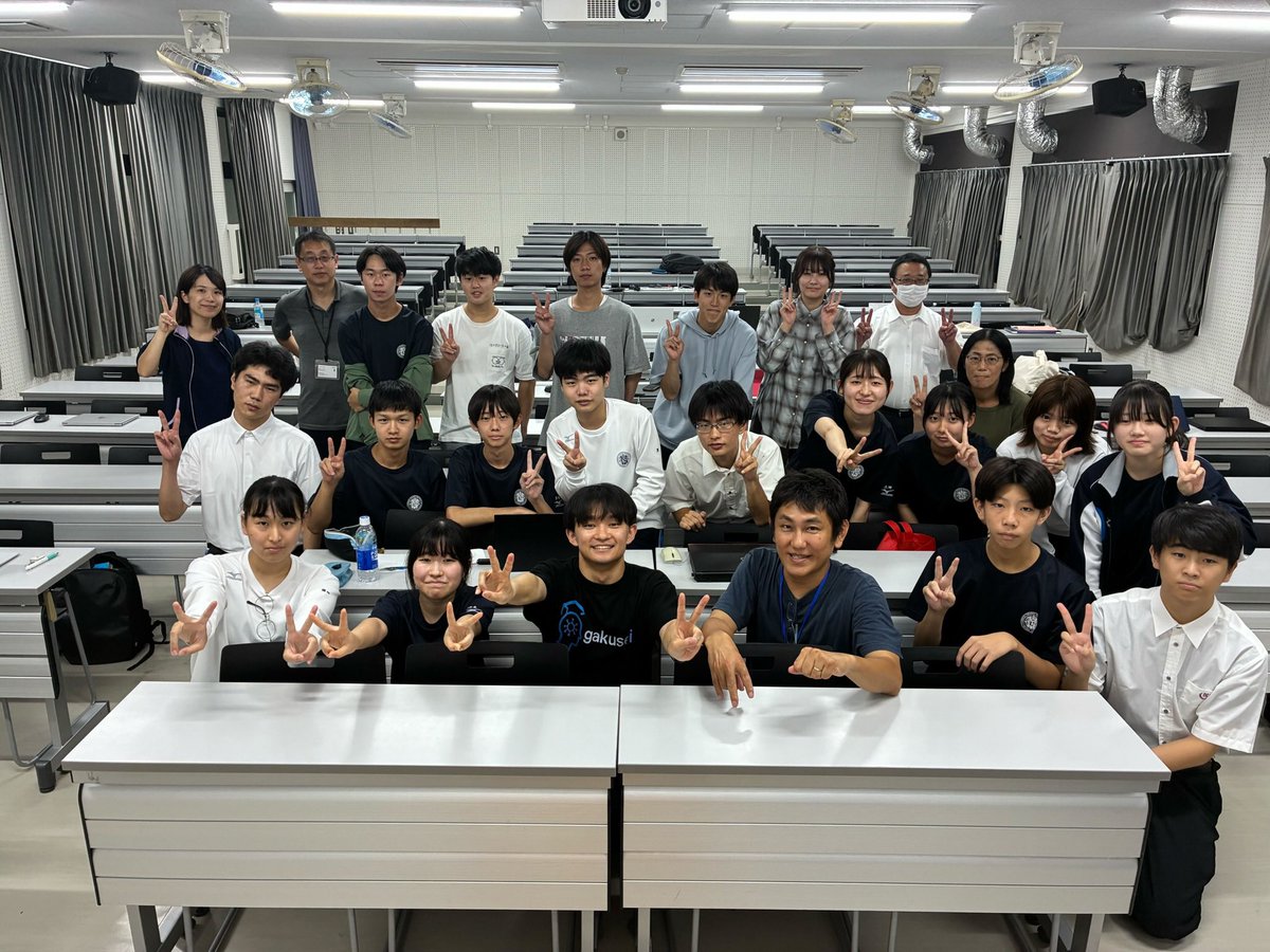 Chika_Webcoder's tweet image. 先日、新居浜市DX推進ラボ様および新居浜起業家サロン様主催の、「高専生向け AIワークショップ」 にサポートとして参加させていただき、無事に4日間の最終日を迎えました!…