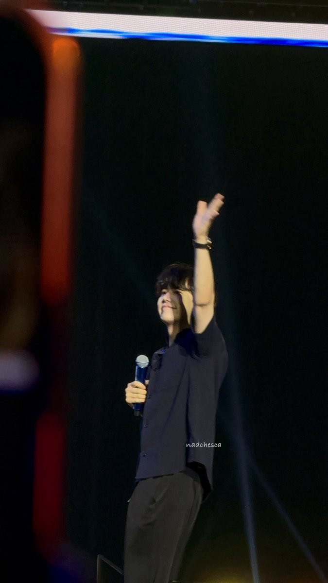 elpeutakeover's tweet photo. That smile and handwave screams: “money money coming soon~ 😚” 💙💙💙
#SuperShow10 #ELF #superjunior #SUPERJUNIORinJAKARTA #SS10inJAKARTA #supershow10injakarta #kyuhyun #슈퍼주니어 #슈주 #슈쇼10  #200thsupershow #20th_anniversary_tour https://t.co/S1aCmVIZ7v