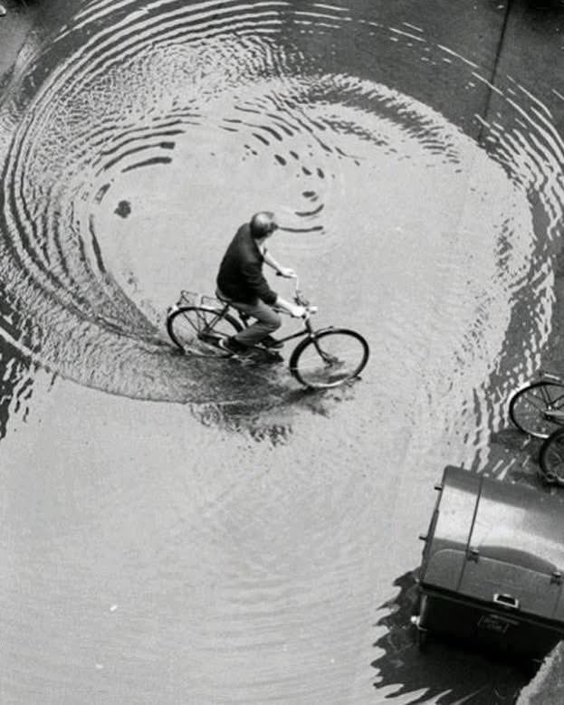 "Kalıcı bir yer edinemeyen kişi için, kalıcılığın tek yeri, yoldur. Yerini yitiren, yeniden yerleşemez." 

Yürüme, Oruç Aruoba