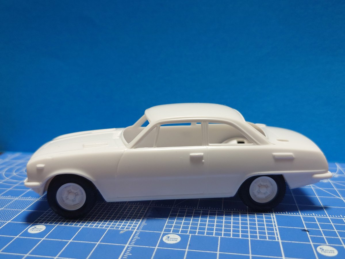 自動車の制作
ライト類とバンパーを作りました。
すでに元のキットの面影はなくなりましたね😁👍(4枚目が元キット)

#ジオラマ
#ミニチュア
#カローラTE20