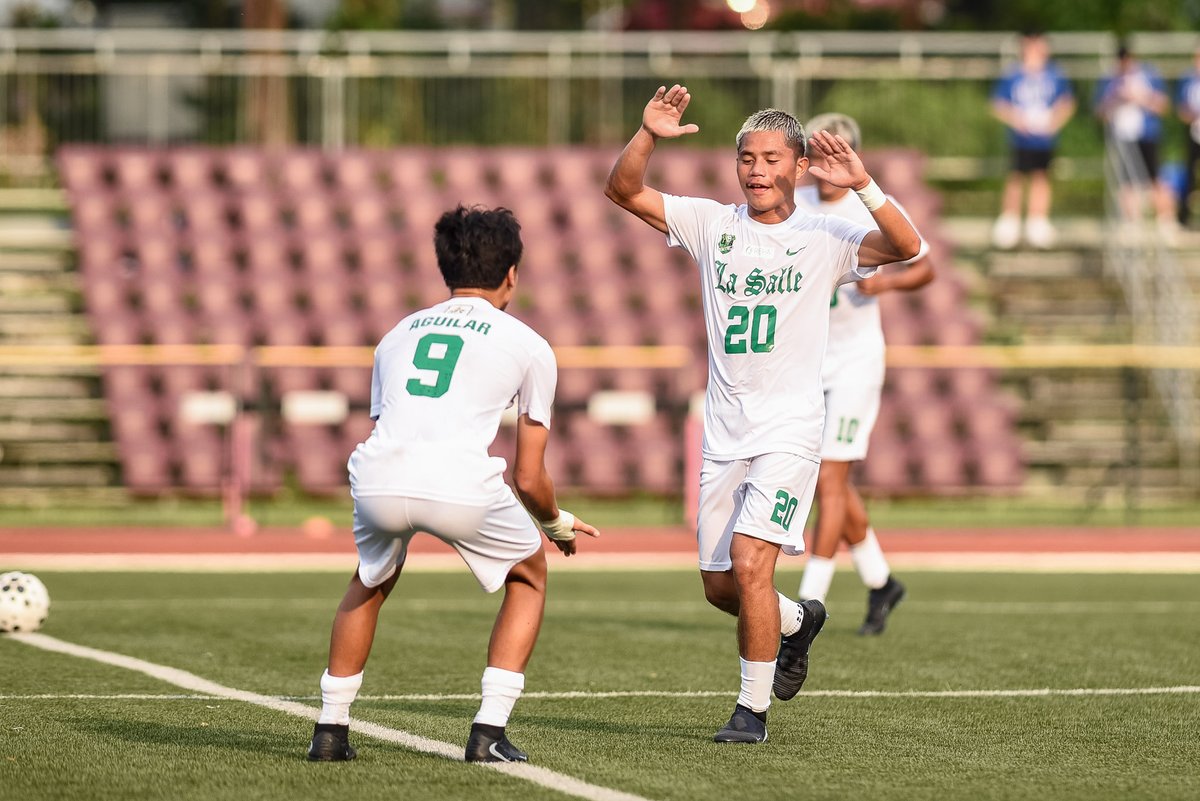 tiebreakertimes's tweet photo. Ateneo and La Salle battled to a 1-1 draw in their #UAAPSeason88 men’s football rivalry, with rookies James Sibla and Marco Salud delivering the goals

#ReadMore 👉 https://t.co/cw9jBRLiVD

📷 Pat Pampilon/UAAP Season 88 Media Team

#RivalrySunday https://t.co/drMxKTfmUm