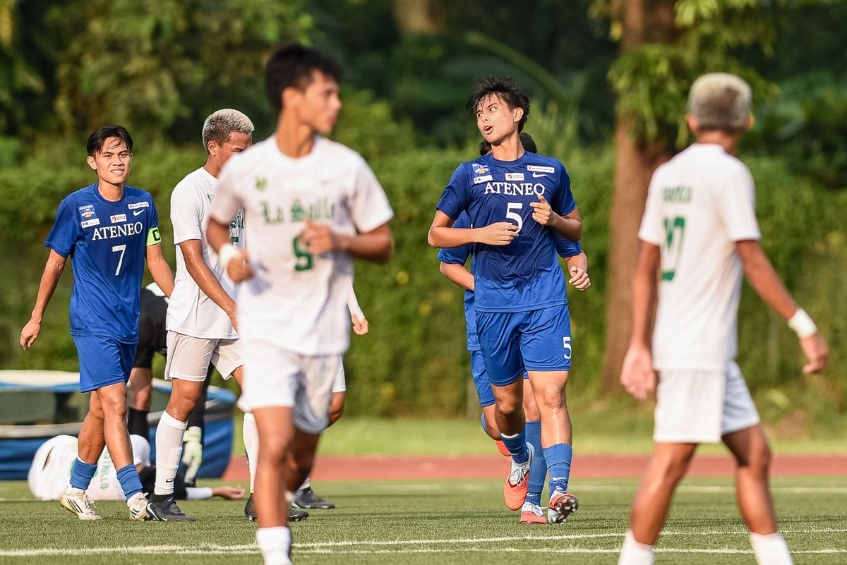 tiebreakertimes's tweet photo. Ateneo and La Salle battled to a 1-1 draw in their #UAAPSeason88 men’s football rivalry, with rookies James Sibla and Marco Salud delivering the goals

#ReadMore 👉 https://t.co/cw9jBRLiVD

📷 Pat Pampilon/UAAP Season 88 Media Team

#RivalrySunday https://t.co/drMxKTfmUm