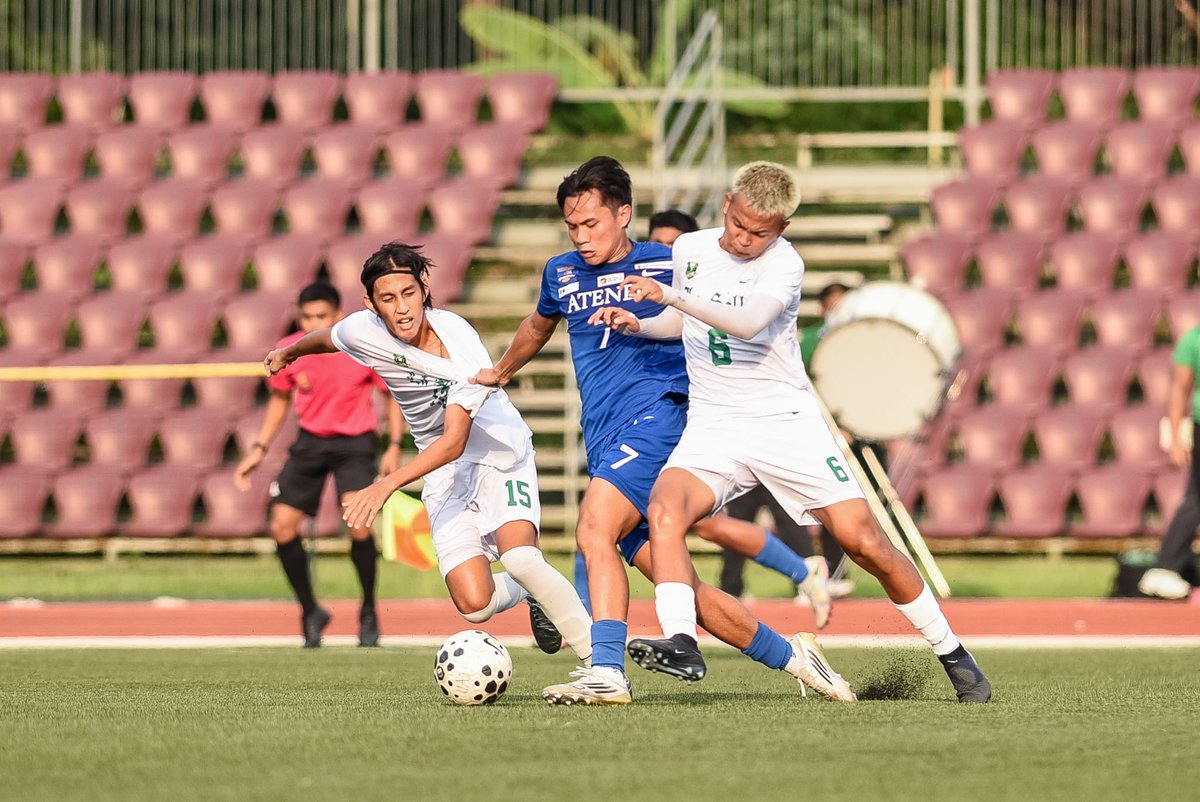 tiebreakertimes's tweet photo. Ateneo and La Salle battled to a 1-1 draw in their #UAAPSeason88 men’s football rivalry, with rookies James Sibla and Marco Salud delivering the goals

#ReadMore 👉 https://t.co/cw9jBRLiVD

📷 Pat Pampilon/UAAP Season 88 Media Team

#RivalrySunday https://t.co/drMxKTfmUm