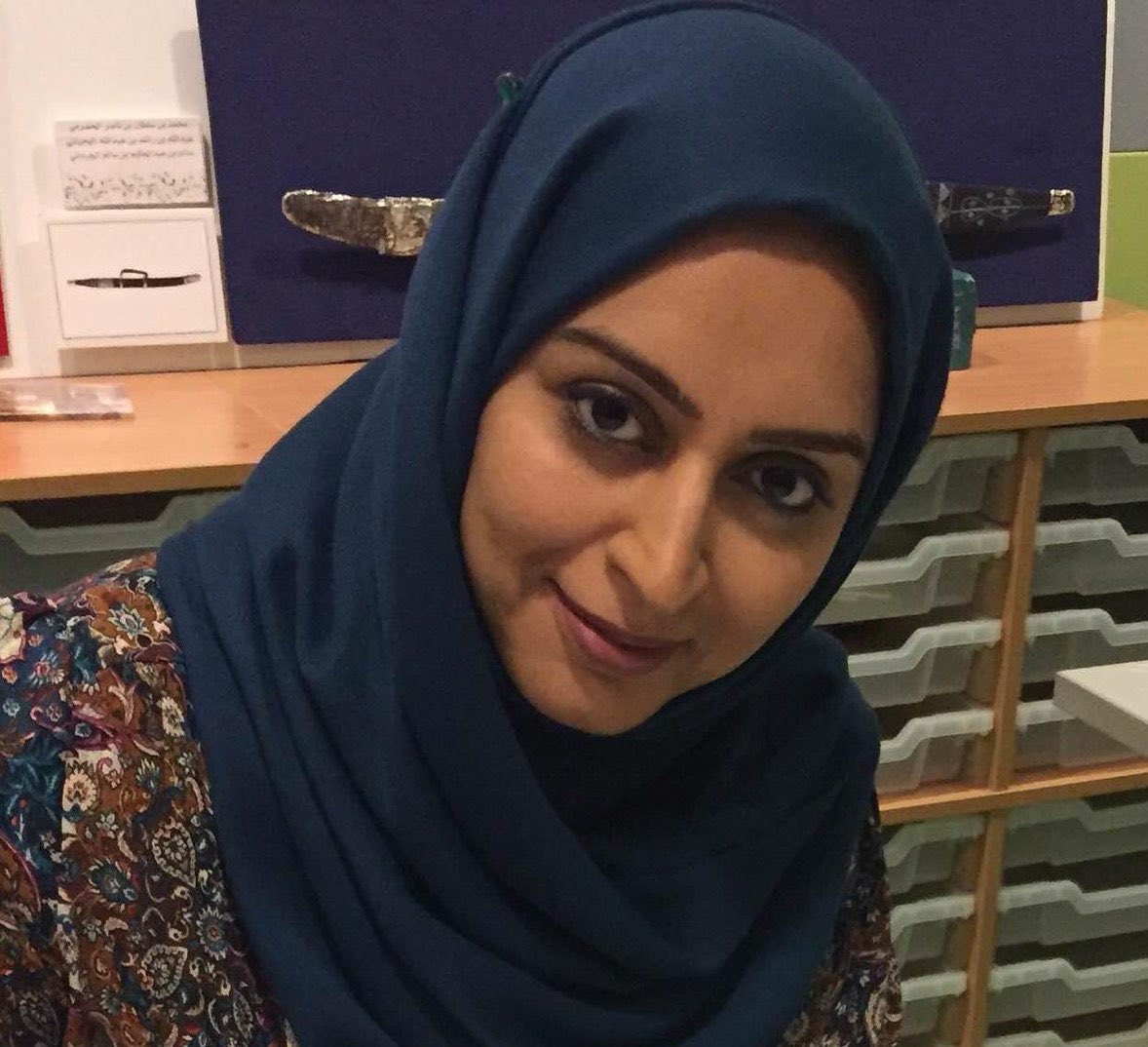 كعُمانية، يملؤني الفخر بك يا أمامة اللواتية.
ما قمت به ليس مجرد موقف، بل هو صوت امرأة من هذا الوطن، تنتمي إلى تاريخ من المجد والعزة، وإرث من نساء رفضن أن يكنّ إلا في الصفوف الأولى.
بارك الله فيك، وحفظك لوطنك ومحبيك.
#أمامة_اللواتية
#قافلة_الصمود_العالمي