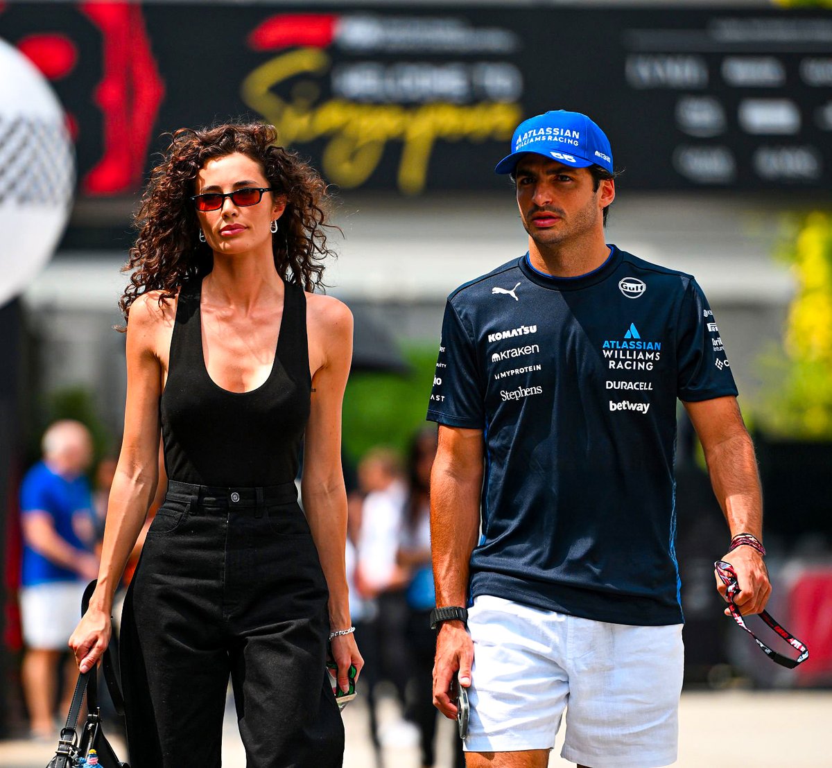 AnthCellin85014's tweet image. STARTING LAST...

Carlos Sainz arriving in the paddock for race day with Rebecca Donaldson. Also Carlos Sainz and Alex Albon starting last after being disqualified in Qualifying

#formula1 #f1 #f1content #SingaporeGP #Carlossainz #alexalbon