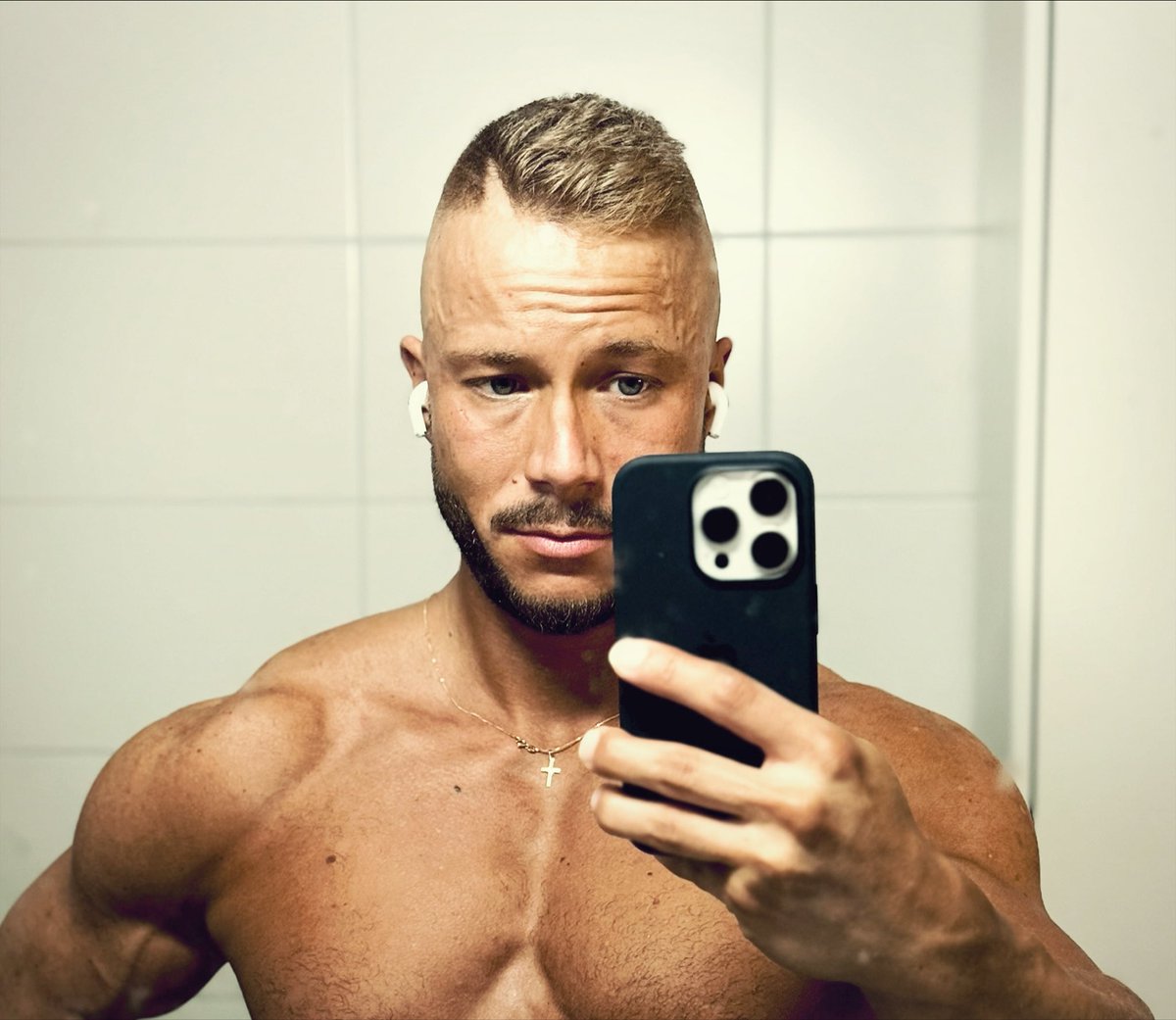 albertamha01's tweet image. Hello world, it’s your boy Albert. Welcome to my world. Will be posting mainly pics on gym, physique and the spicy side of me | #helloworld #firstpost #physique #spicy #gym #gymmotivation #fit #ﬁtnes #fitnessmotivation #exercise #workout #workoutmotivation #gymrat