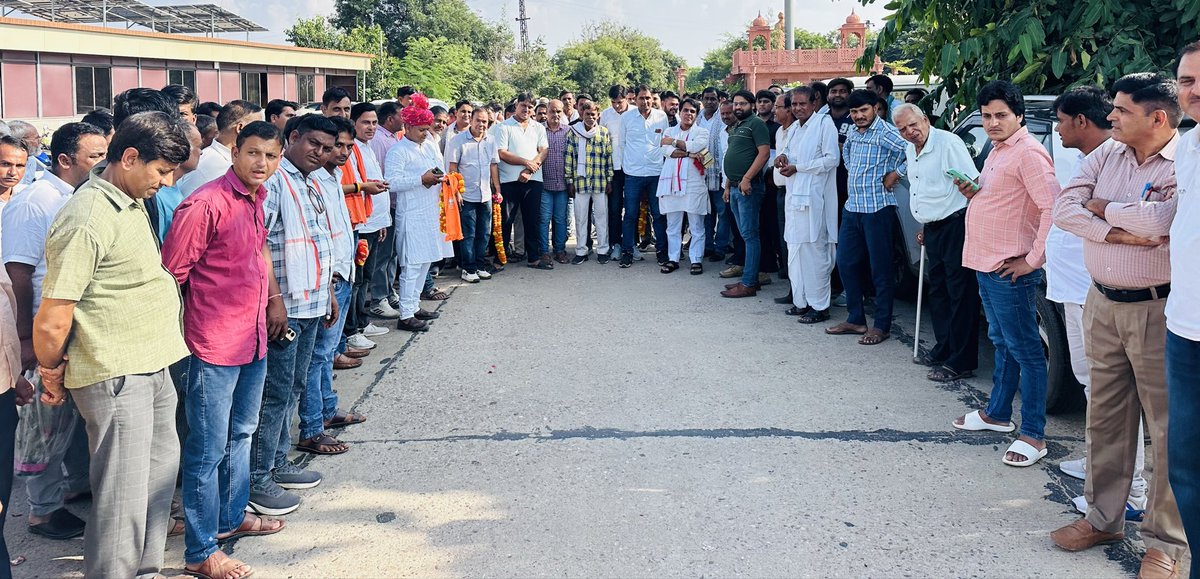 आज जनता दरबार कार्यालय मनोहरपुर पर उपमुख्यमंत्री आदरणीय डॉ. प्रेम चंद जी बैरवा का आमजन और कार्यकर्ता बंधुओं के साथ स्वागत सम्मान किया गया।

इस अवसर पर माननीय उपमुख्यमंत्री जी को विधानसभा क्षेत्र की आमजन की प्रमुख मांगों से अवगत करवाया गया। <a href="/DrPremBairwa/">Dr Prem Chand Bairwa</a>