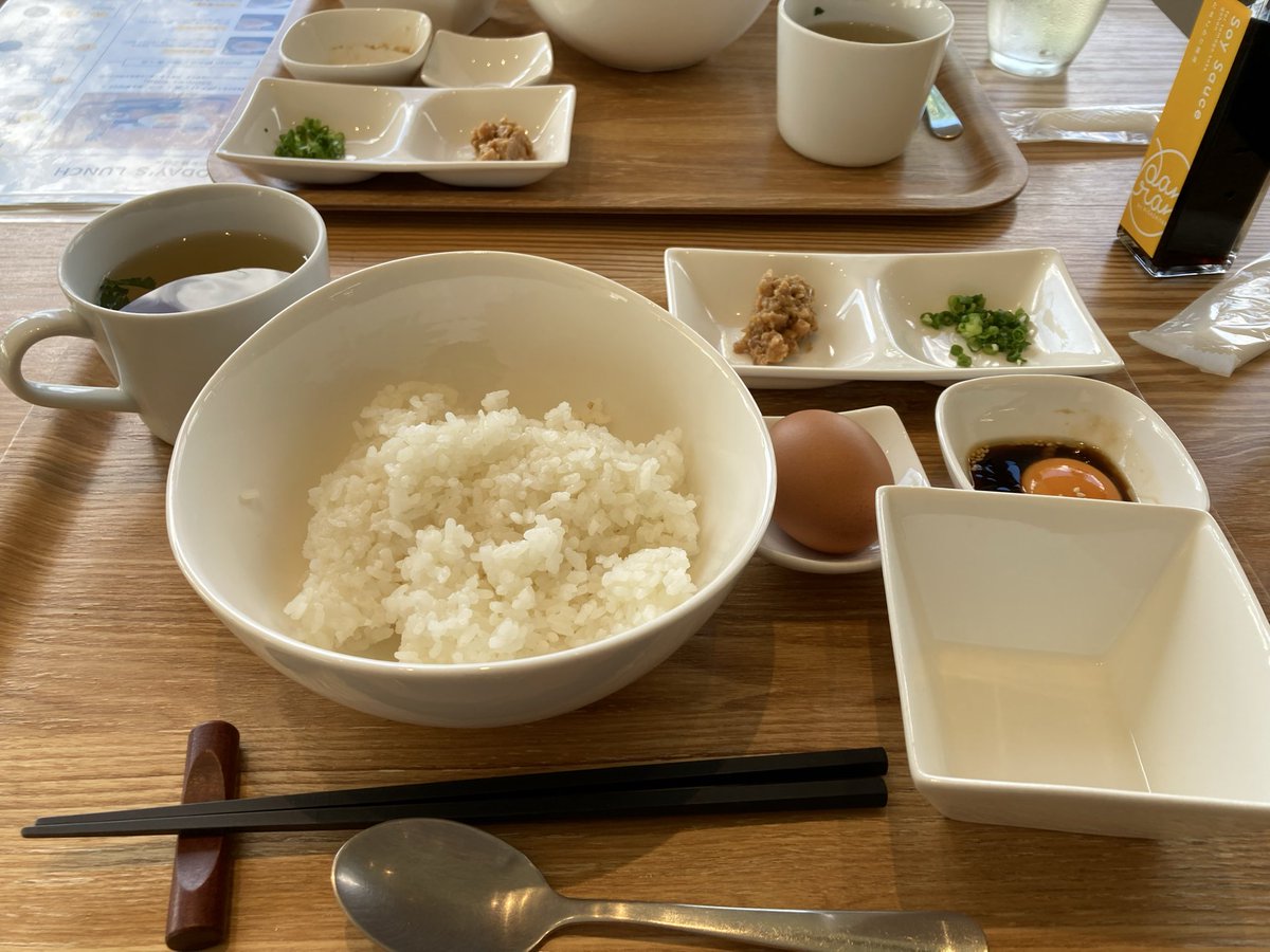tel0822's tweet photo. 今日のお昼は卵かけご飯。
新鮮な卵はやはり美味しい!
フワッフワのパンケーキはふ���ふわすぎて食べた気がしないくらいだった…パンケーキは飲み物だったw
#danran https://t.co/gqFwbQJgsb