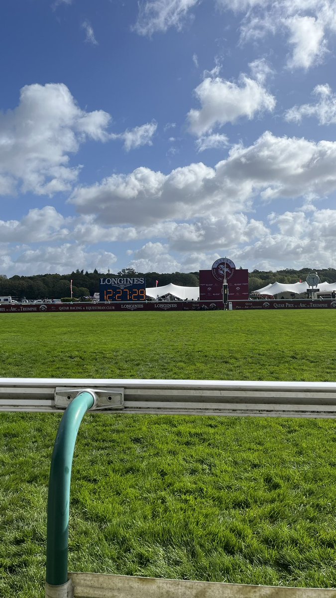 oyms1_24's tweet photo. とうとうロンシャン競馬場に来ました🇫🇷🏇
最高すぎる😭😭😭 https://t.co/4BYL6AVlcG