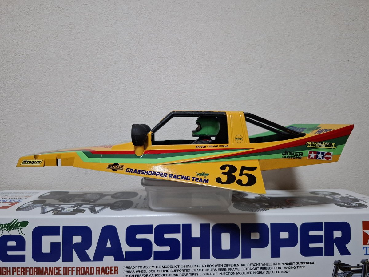 出来たよ～🎵ボディだけね(笑)
右から見たら緑バッタ
左から見たら枯れバッタ

#タミヤ　#ラジコン
#グラスホッパー