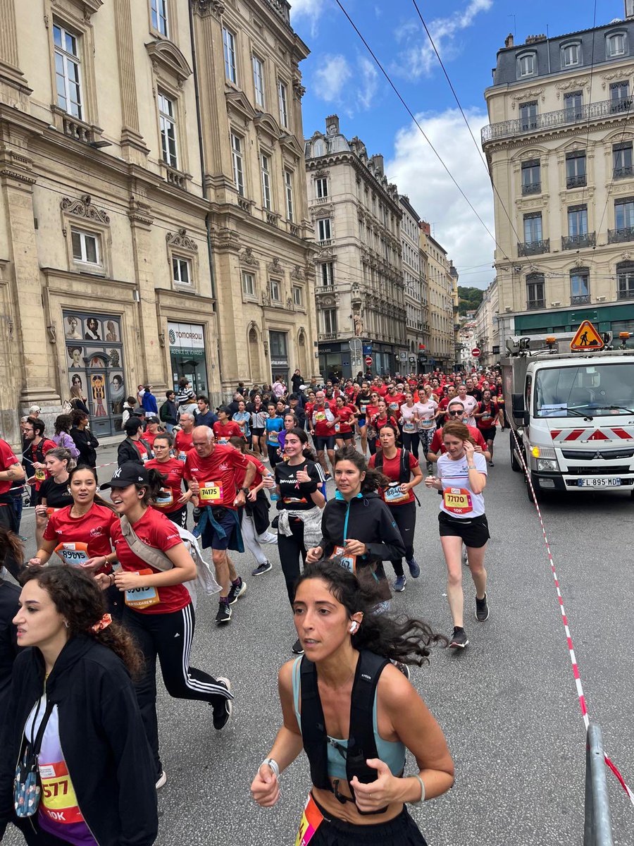 bdemontille's tweet photo. Super ambiance ce matin dans les rues de Lyon pour les 5, 10, 21 et 42 km du Run In Lyon ! Bravo aux 35 000 participants venus (re)découvrir la ville sous un angle sportif et convivial 👟💪
#RunInLyon https://t.co/wzkVFZZOaP