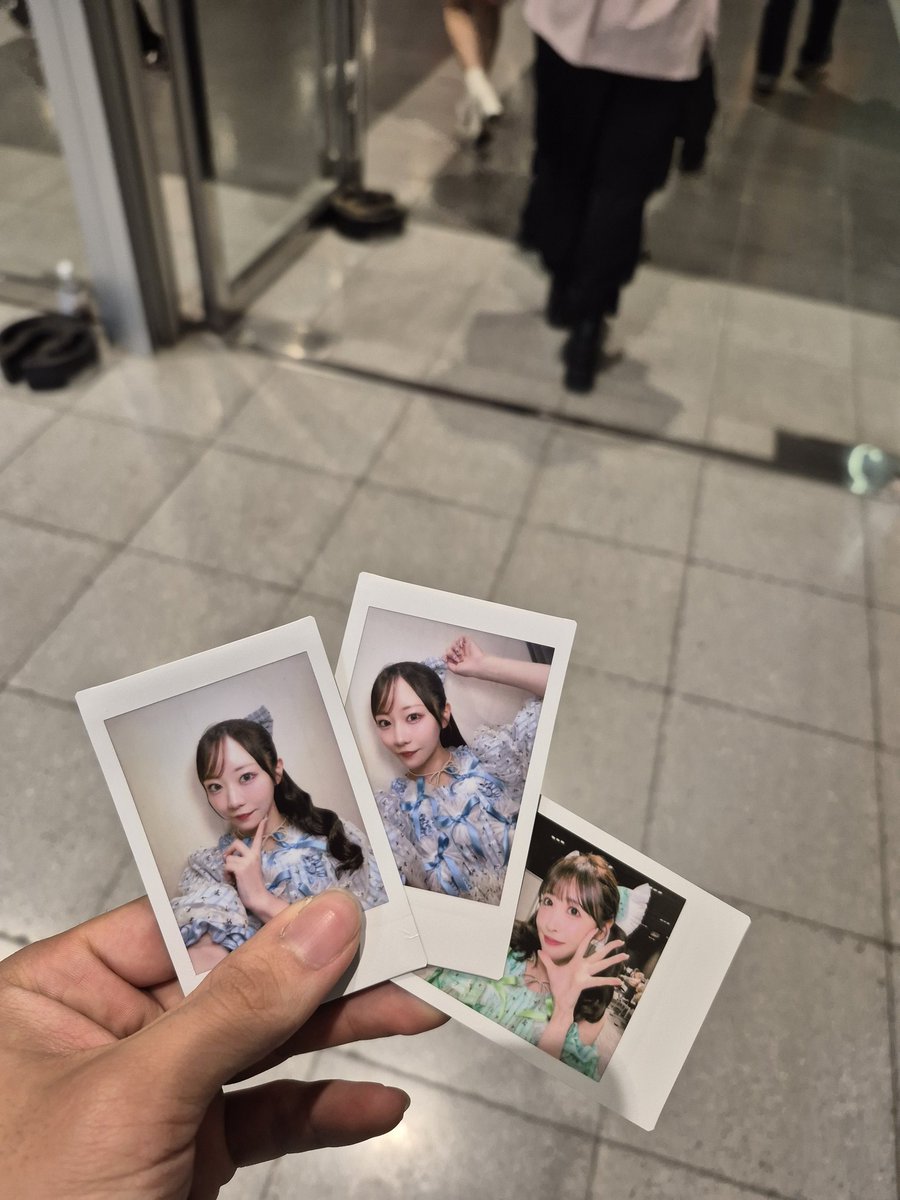 初めて推しの2人と会えて最高だった!! 
ゆいちゃん顔めちゃ小さくて可愛いかった〜!!
まなふぃ思ってたより白くてキラキラでめちゃビジュ最高だった!!!
ゆいちゃんにRay買った報告出来たしまなふぃまだ棚買ってないってwwww
#櫻井優衣
#真中まな
#ふるっぱー