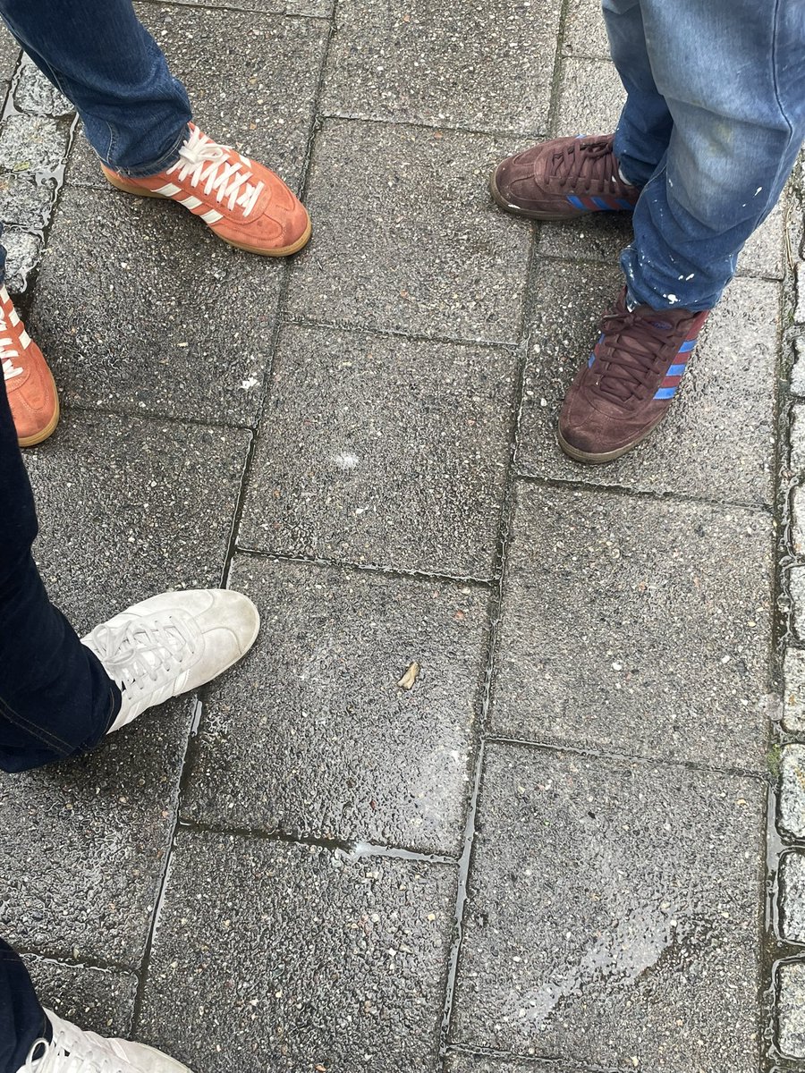 De som gjemmer seg på puben (H)