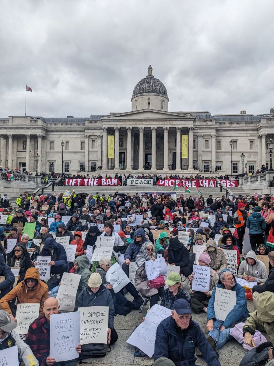 HackneySLeft's tweet image. Trafalgar Square yesterday during the silent vigil organised by Defend Our Juries.