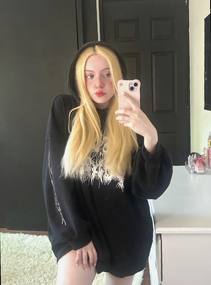 Molly Clark 🍒 tweet media
