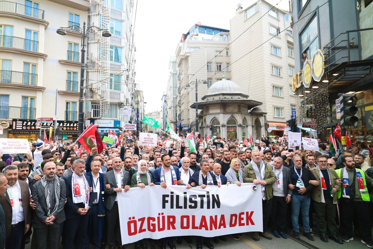 Bugün, Ayasofya Meydanı’ndan Eminönü Meydanı’na yürüdük.

Özgür Filistin, Özgür Gazze için bir kez daha sesimizi yükselttik.

Gazze kazanacak, insanlık kazanacak!

Katil İsrail bir gün mutlaka hesap verecek!

#ÖzgürFilistin #FreePalestine