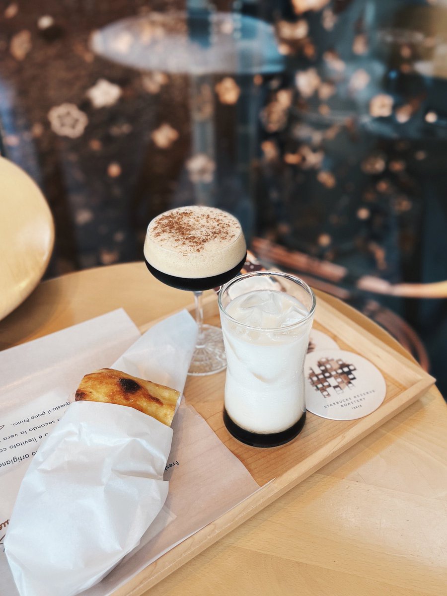 meiku03's tweet image. スタバ、リザーブロースタリーの秋の新作が最高だ〜🌰🍂
ウイスキー樽で熟成させたコーヒー豆、バレルエイジドのマティーニと、いちじく味のコーヒー牛乳。フードも栗のマリトッツォにアールグレイタルトなどなど…今回頼めなかったけど、洋梨チャイティーラテとほうじ茶ブリュレラテも気になる！