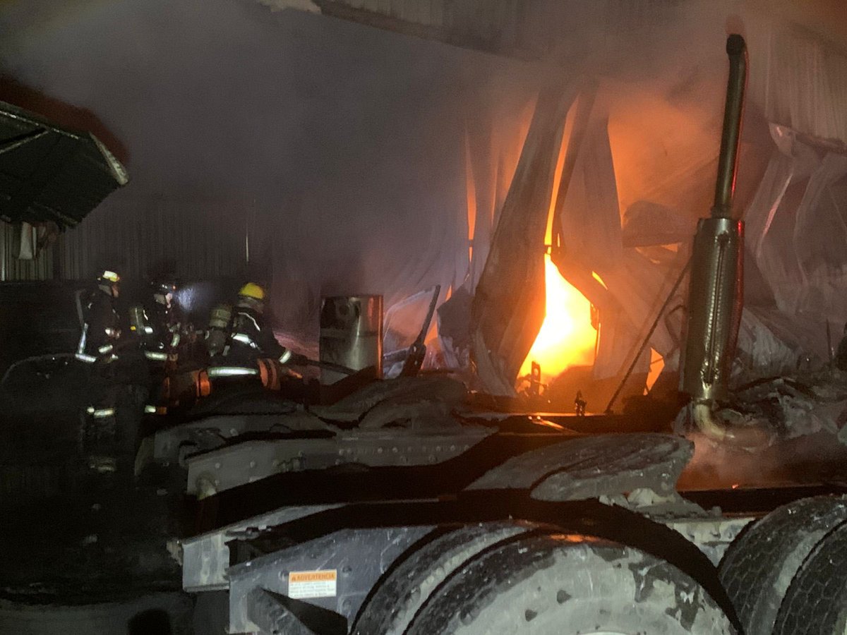 farodigitalpue's tweet photo. #Entérate 🥵 || Anoche se registró un incendio en un taller mecánico de #tractocamiones que se ubica en el Parque Industrial la #Cienega.
✅ No se reportan personas lesionadas.
#Puebla #Comparte #RT
@farodigitalpue https://t.co/IOqwc075Dz