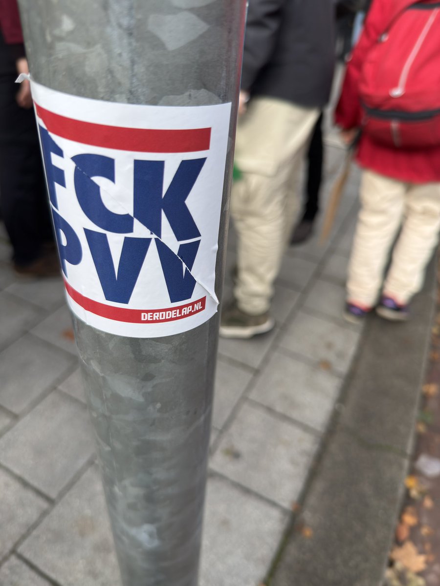 dutchiestefan's tweet image. Een slechtere mix ga je niet vinden op de #rodelijn: #palestine vlaggen, #Antifa vlaggen en @PolitiekBIJ1, gelukkig zitten zij niet meer in de Tweede Kamer. Ook een sticker met ‘f*ck PVV’ gespot.