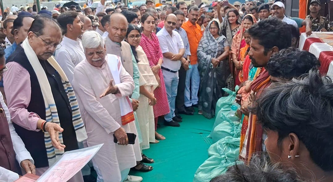 DC_Palamu's tweet image. पांडु अंचल अंतर्गत मुरुमातु ग्राम के विस्थापित भूमिहीन 10 महादलित  परिवारों को रविवार को 10-10 डिसमिल ज़मीन का पट्टा सौंप दिया गया।इन परिवारों को आवास योजना,सड़क,बिजली व पानी सहित सभी मूलभूत सुविधाएं प्रदान करने को लेकर योजनाबद्ध तरीके से कार्य किया जायेगा।
@prdjharkhand