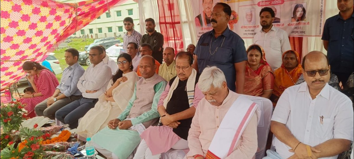 DC_Palamu's tweet image. पांडु अंचल अंतर्गत मुरुमातु ग्राम के विस्थापित भूमिहीन 10 महादलित  परिवारों को रविवार को 10-10 डिसमिल ज़मीन का पट्टा सौंप दिया गया।इन परिवारों को आवास योजना,सड़क,बिजली व पानी सहित सभी मूलभूत सुविधाएं प्रदान करने को लेकर योजनाबद्ध तरीके से कार्य किया जायेगा।
@prdjharkhand