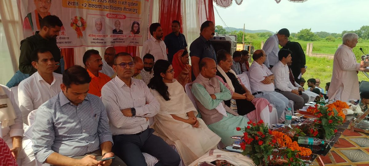 DC_Palamu's tweet image. पांडु अंचल अंतर्गत मुरुमातु ग्राम के विस्थापित भूमिहीन 10 महादलित  परिवारों को रविवार को 10-10 डिसमिल ज़मीन का पट्टा सौंप दिया गया।इन परिवारों को आवास योजना,सड़क,बिजली व पानी सहित सभी मूलभूत सुविधाएं प्रदान करने को लेकर योजनाबद्ध तरीके से कार्य किया जायेगा।
@prdjharkhand