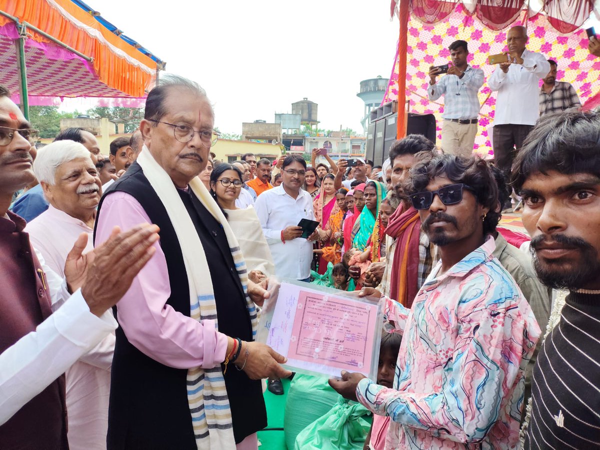 DC_Palamu's tweet image. पांडु अंचल अंतर्गत मुरुमातु ग्राम के विस्थापित भूमिहीन 10 महादलित  परिवारों को रविवार को 10-10 डिसमिल ज़मीन का पट्टा सौंप दिया गया।इन परिवारों को आवास योजना,सड़क,बिजली व पानी सहित सभी मूलभूत सुविधाएं प्रदान करने को लेकर योजनाबद्ध तरीके से कार्य किया जायेगा।
@prdjharkhand