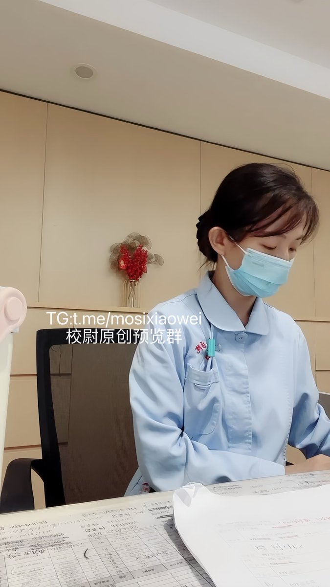 xiaowei441's tweet photo. 真实医院丝足护士

上班期间偷偷拍她的丝袜脚，真的好反差，而她这双上一整天班的丝袜脚，味道想必也很够味！这样的护士你敢尝试吗👅

@fulishequ 
@fuligc
@youluo09 https://t.co/IWLmlFvSs9