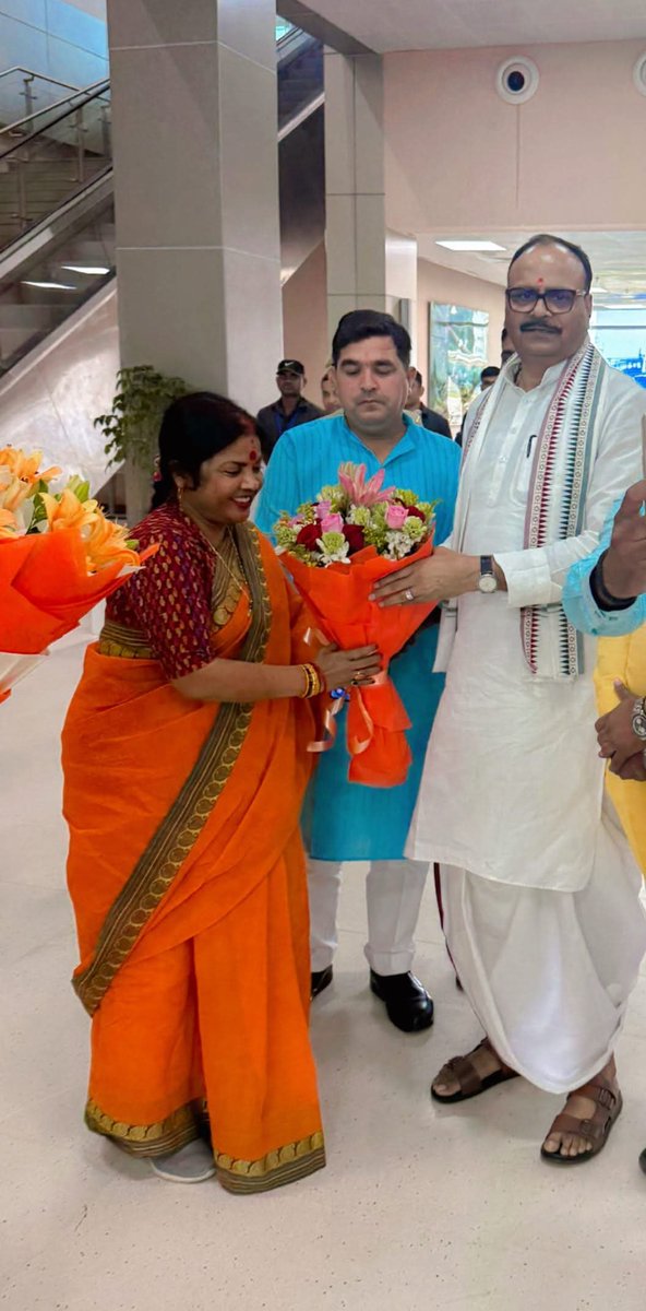 🙏 हार्दिक स्वागत एवं वंदन 🙏  

आज प्रयागराज एयरपोर्ट पर  
उत्तर प्रदेश के उप मुख्यमंत्री  
आदरणीय श्री ब्रजेश पाठक जी का  
हार्दिक स्वागत एवं वंदन किया। 🌸  

आपका स्नेह, नेतृत्व और मार्गदर्शन  
हम सभी के लिए सदैव प्रेरणास्रोत है। 🇮🇳✨
<a href="/brajeshpathakup/">Brajesh Pathak</a>
