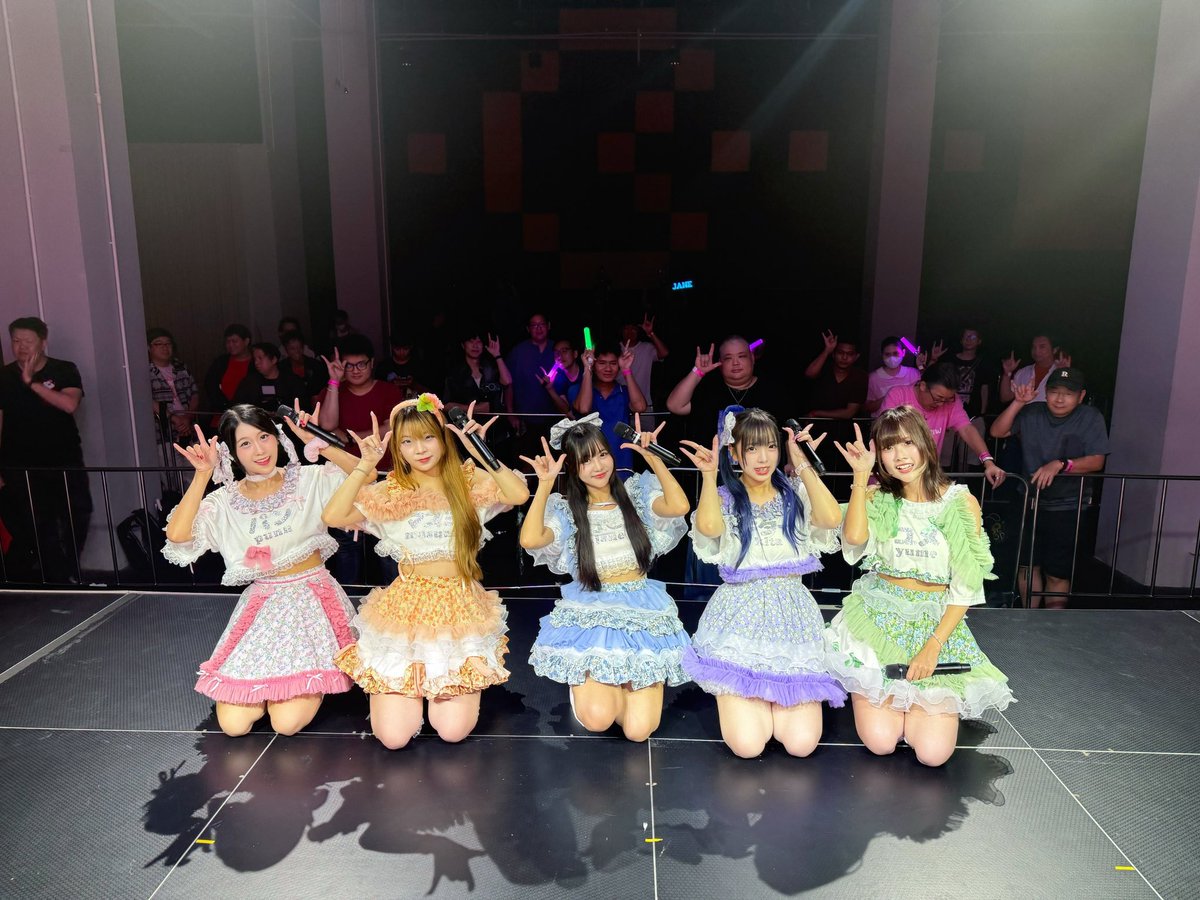 fuyubi_official's tweet image. ขอบคุณที่เชิญพวกเรามาร่วมสนุกในงาน Kartun & Ame Seitan-Sai 2025 และงาน Siamdol Cafe Night Party นะคะ ขอบคุณทุกๆคนที่มาหาทั้งสองงานเลยน้า พวกเรามีความสุขมากกกก สนุกมากๆด้วยค่ะ ไว้เรามาพบกันอีกน้า~
#fuyubi #fuyunohanabi #ふゆび