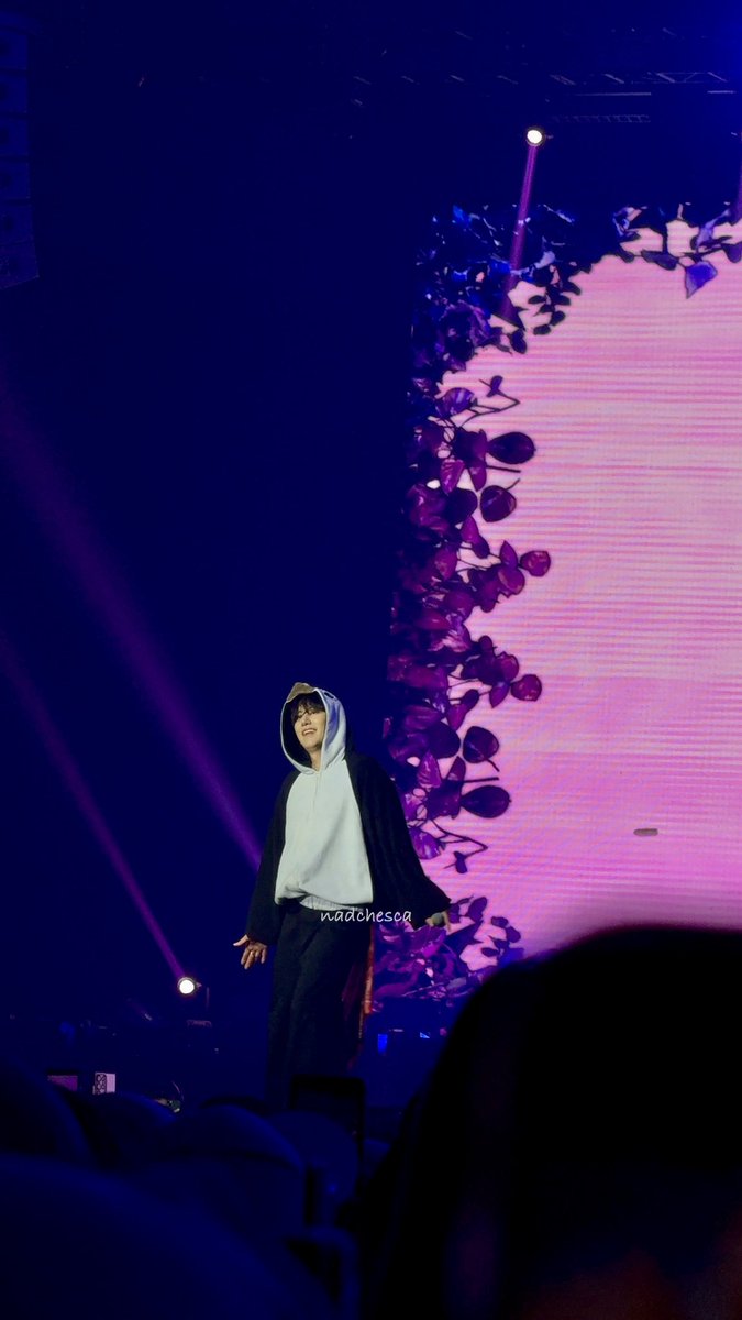 elpeutakeover's tweet photo. Kyu, how do you expect ELF to stop giving you penguins when you gets THIS happy being one? 😭
Babe, you’re 37 not 7 🐧💙
#SuperShow10 #ELF #superjunior #SUPERJUNIORinJAKARTA #SS10inJAKARTA #supershow10injakarta #kyuhyun #슈퍼주니어 #슈쇼10  #200thsupershow #20th_anniversary_tour https://t.co/LaeuonVyxI