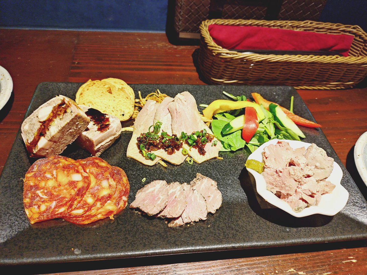 sisyamo1981's tweet photo. サイレント入店してやったぜぇ？
暴れなかったぜぇ？マイルドだろぉ????

うんめぇ飯をあざました！
こりゃリピ不可避！
(｀･ω･´)

#裏秋葉
#PIZZAbar https://t.co/71Atgd8mZR