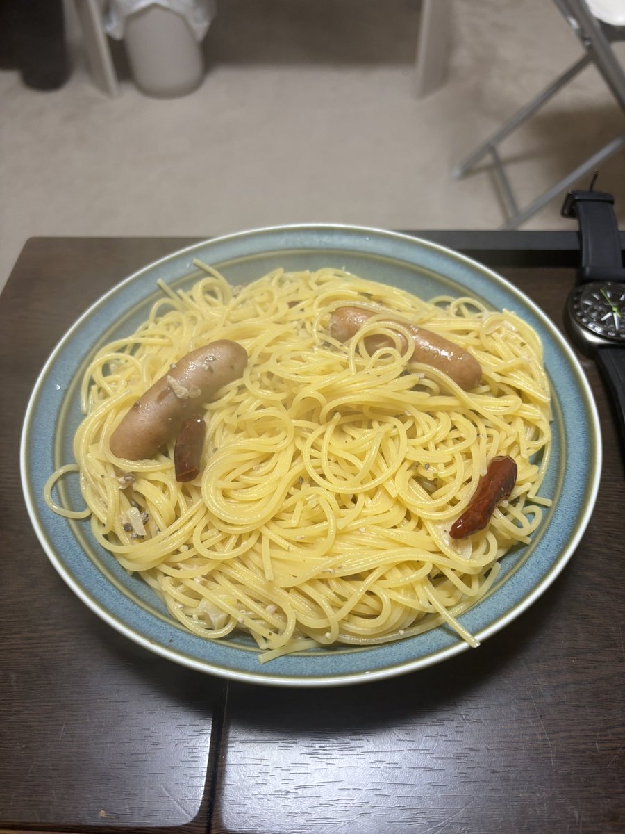 今年の8月9日に苫小牧で釣ったマイワシをその日のうちに処理して塩、タイム、ニンニク、ローズマリーで付け込んで2ヶ月。
ちと味見してみた😊
アンチョビは包丁でみじん切り。
さっき芽室で買ったニンニク共にアンチョビペペロンチーノ完成💫
結果→簡単で超美味いからみんなやるべき‼️