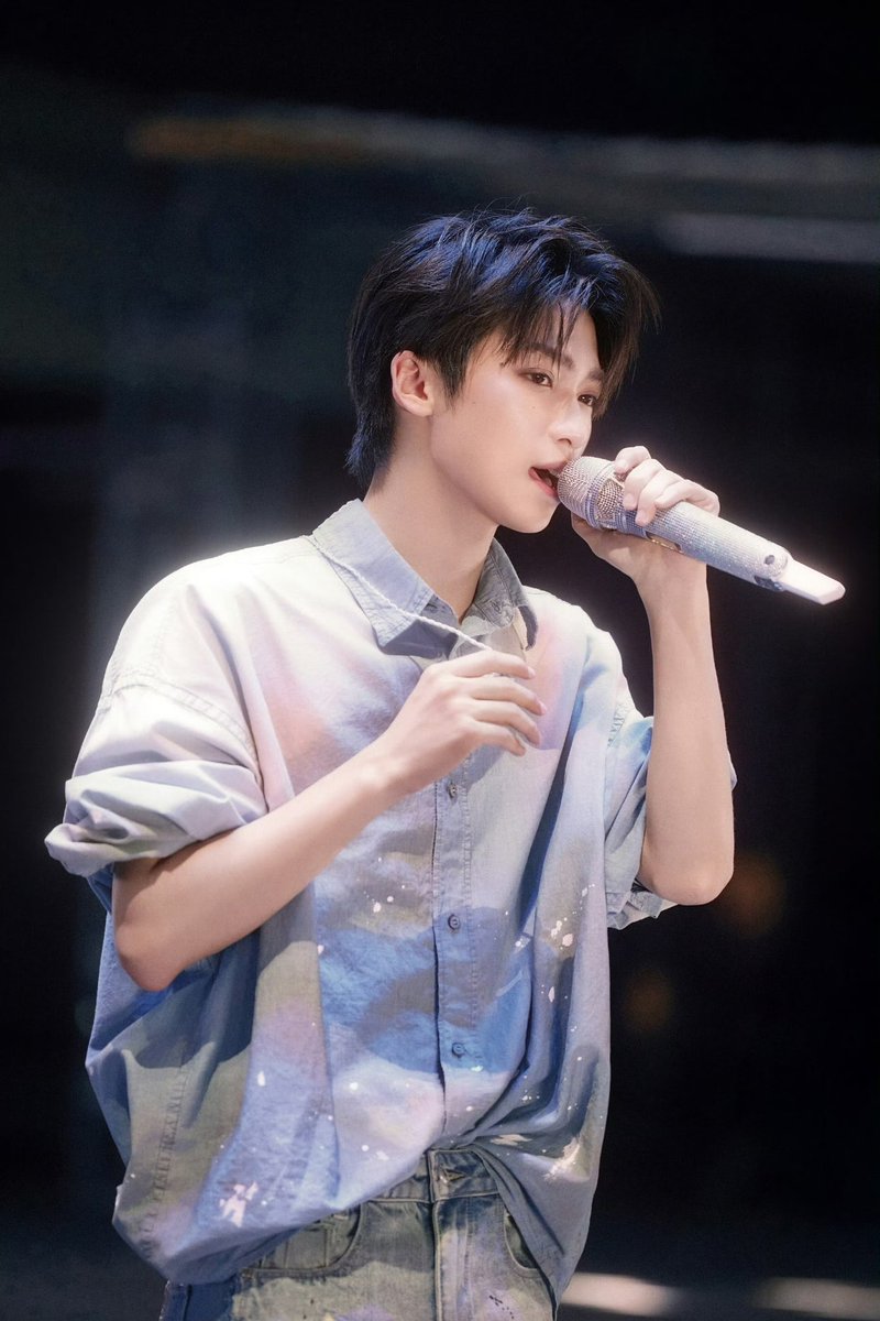 Vunhatle0301's tweet photo. Nói thật, tôi đến vì âm nhạc, nhưng ở lại vì Tử Du. Cách Tử Du đứng trên sân khấu, ánh mắt và khí chất ấy — không ai có thể bắt chước. Pure main character energy. ⚡

GALAXY NIGHT WITH ZIYU
#ZiYu8thMusicFest https://t.co/TnCZJSNp8g