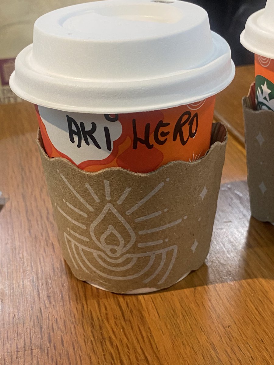 インドのスタバにて
定員さんに名前を聞かれて「AKIHIRO」って答えたら
AKI HERO ってなりました🥳

誰かのヒーローになれるように頑張ります🦸

#インド　#スタバ