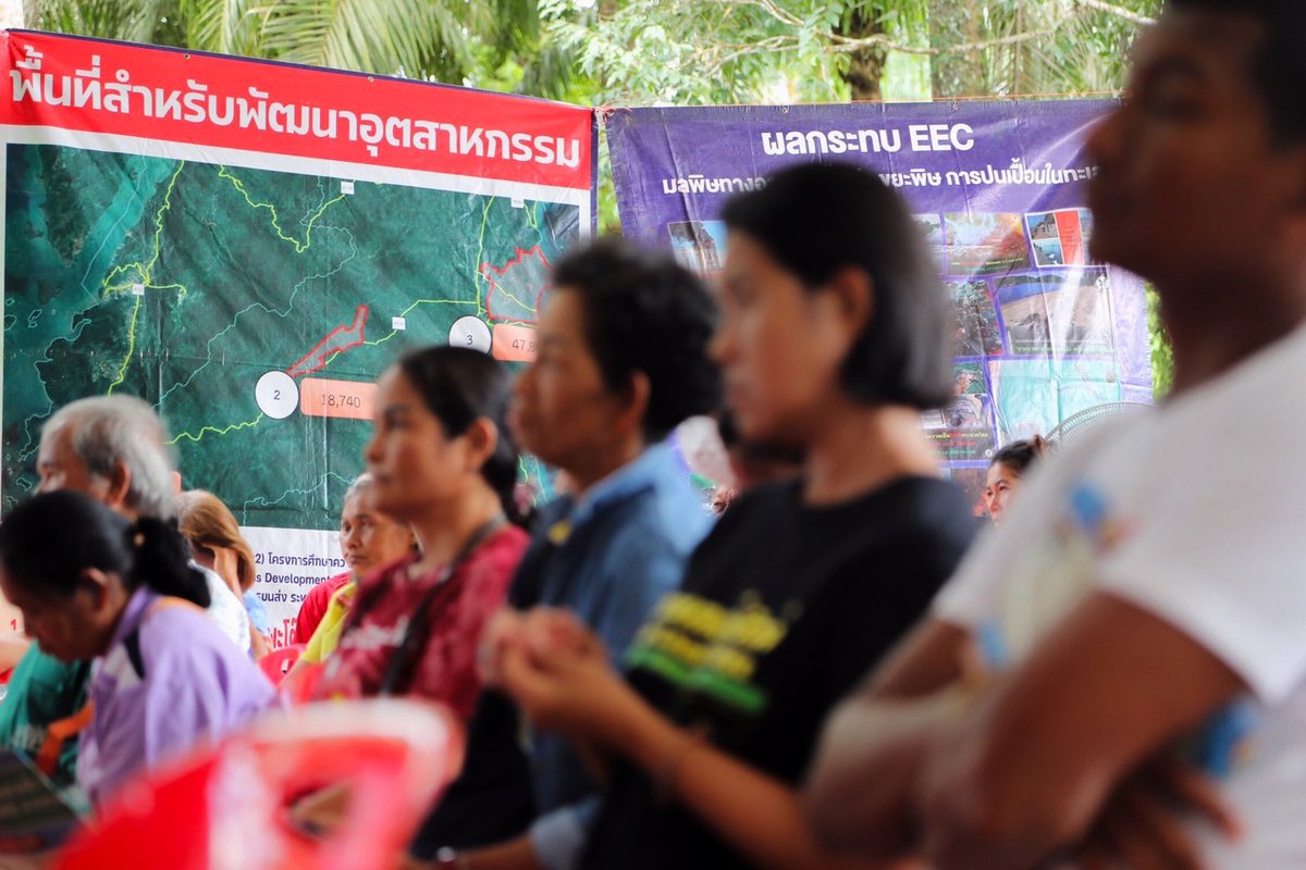 teng_pple's tweet photo. [ โครงการใหญ่ต้องฟังประชาชน: แลนด์บริดจ์ชุมพร–ระนองกับผลกระทบที่ยังไร้คำตอบ ]
.
เมื่อวานและวันนี้ (4–5 ตุลาคม) ผมได้เดินทางมาพร้อมกับคณะ สส. ของพรรคประชาชน เพื่อมารับฟังความเห็นของพี่น้องประชาชนในพื้นที่จังหวัดระนองและชุมพรต่อโครงการแลนด์บริดจ์
. ในอดีตที่ผ่านมา พรรคก้าวไกลเคยแสดงจุดยืนด้วยการลาออกจากคณะกรรมาธิการวิสามัญศึกษาการพัฒนาโครงการแลนด์บริดจ์ ไม่ใช่เพราะเราขัดขวางการพัฒนาเศรษฐกิจของภาคใต้ แต่เพราะเราต้องการให้โครงการขนาดใหญ่แบบนี้มีการศึกษาอย่างรอบด้านและมีข้อมูลที่ชัดเจน  . สิ่งที่พรรคประชาชนมองว่าสามารถพัฒนาภาคใต้ได้อย่างยั่งยืนและคุ้มค่ามากกว่าคือ การก้าวสู่การเป็นศูนย์กลางเศรษฐกิจใหม่ของประเทศ ผ่านการพัฒนาพลังงานสะอาดเชื่อมโยงกับมาเลเซีย–สิงคโปร์ ดึงดูดการลงทุนในอุตสาหกรรมสีเขียว เช่น Data Center หรือ Cloud Center ควบคู่กับการลงทุนในแหล่งน้ำและระบบชลประทานเพื่อรับมือกับความแปรปรวนของภูมิอากาศ การพัฒนาแหล่งท่องเที่ยวคุณภาพระดับโลกใน 4 รูปแบบ (Wellness, Digital Nomads, Eco และ Adventure Tourism) การเพิ่มมูลค่าสินค้าเกษตรด้วยนวัตกรรมและการแปรรูปขั้นสูง รวมถึงการยกระดับการศึกษา สุขภาพ และการบริหารเมืองให้ทันสมัย ยั่งยืน และเคารพความหลากหลายทางวัฒนธรรม . สำหรับสถานการณ์อุทกภัยที่กำลังเกิดขึ้นในภาคกลาง วันนี้ผมได้มอบหมายให้ พริษฐ์ วัชรสินธุ ลงพื้นที่ช่วยเหลือพี่น้องประชาชนในจังหวัดอยุธยาพร้อมกับ ทวิวงศ์ โตทวิวงศ์ และในวันพรุ่งนี้ ผมจะลงพื้นที่เพื่อติดตามสถานการณ์ด้วยตัวเองต่อไปครับ