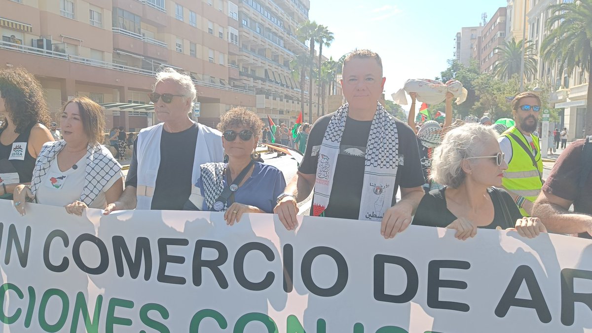 #AndaluciaConPalestina 🇵🇸🇳🇬

Hoy estamos en la manifestación de #Cadiz por la libertad del pueblo Palestino. Sanciones y fin de relaciones con el estado genocida de #Israel. Liberación de los secuestrados ya ‼️

<a href="/JA_DelgadoRamos/">Juan Antonio Delgado</a> <a href="/MarinaLiberato/">MarinaLiberatoOlmedo</a>
