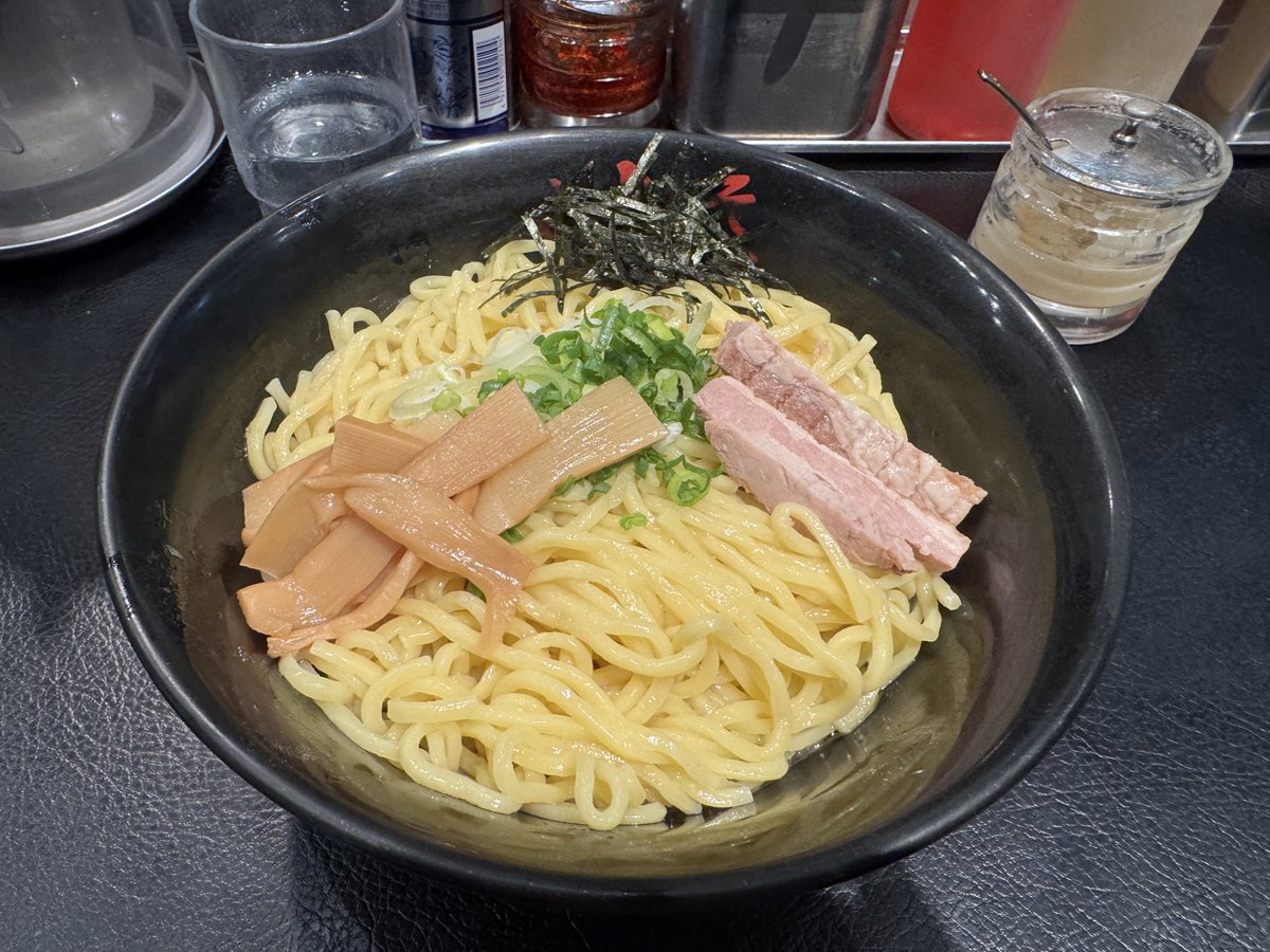 basyauma_com's tweet image. スーツと油そばは、ダブルに限りますな😊
